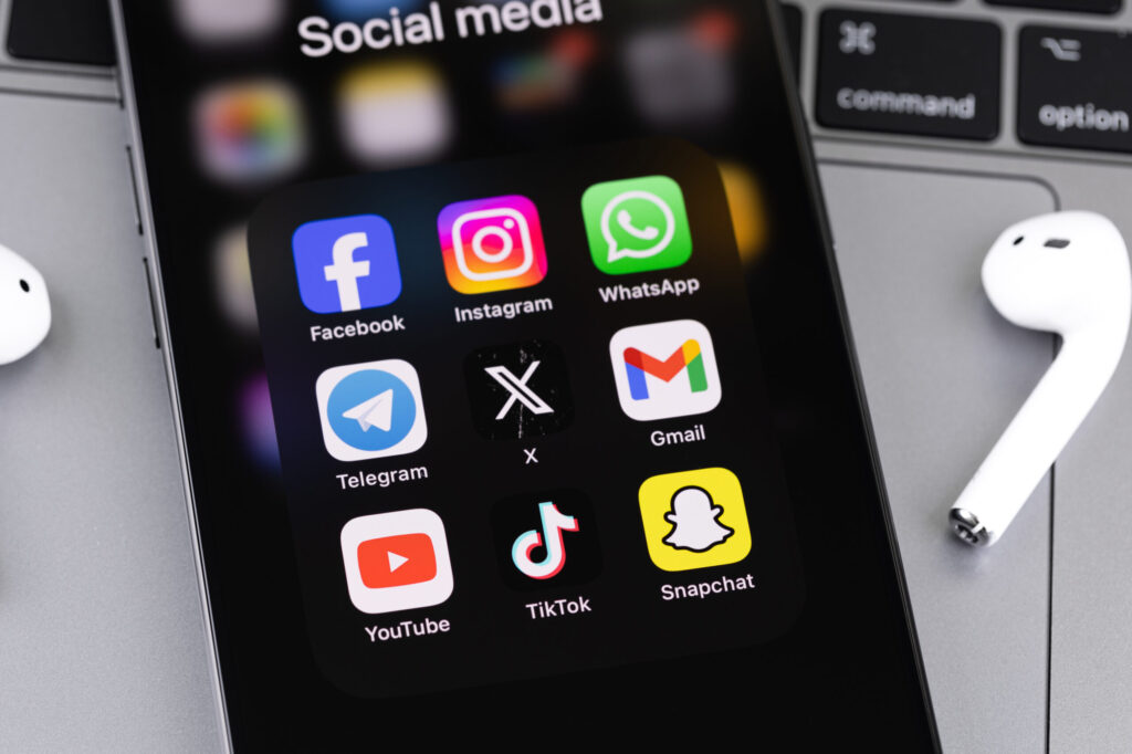 smartphone with mobile apps closeup, Facebook, Instagram, WhatsApp, Twitter X, YouTube, Telegram, TikTok, Snapchat. Popular social media platform for marketing - communicatie