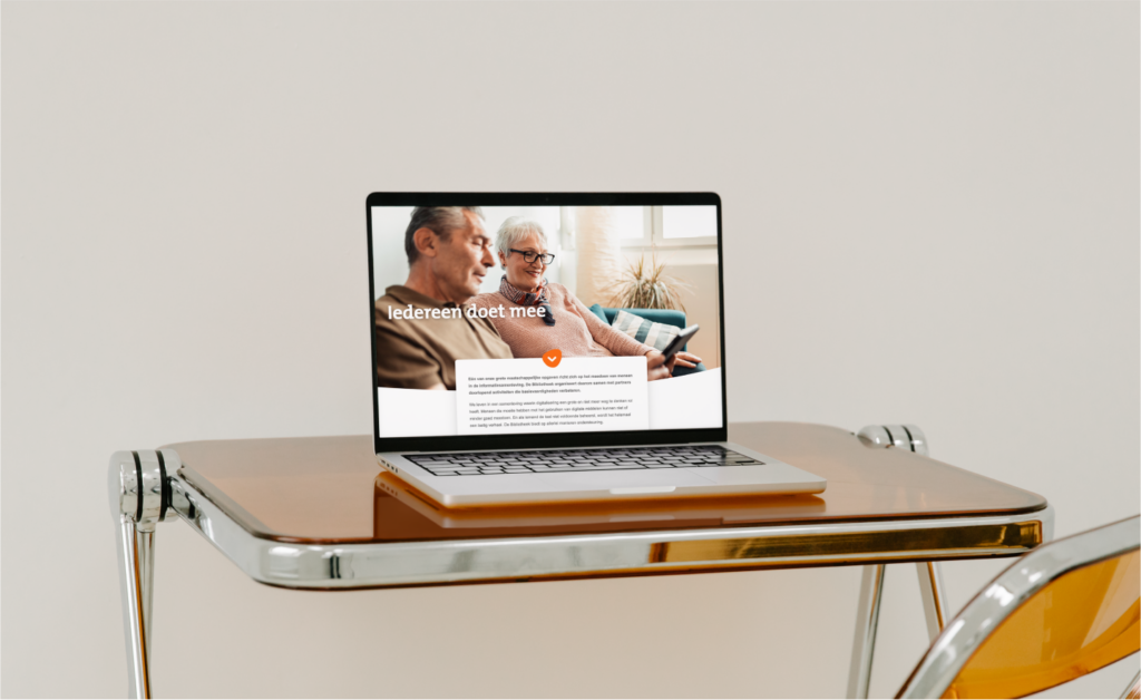 daily creative agency - bibliotheek - amstelland - website - jaarrapport - digital magazine - development - website - mockup - macbook on retro table